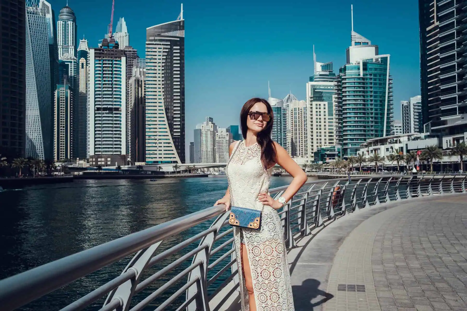 Frau im Kleid in Dubai