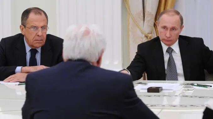 Putin mit Sergei Lawrow (links) und Frank-Walter Steinmeier (2016)